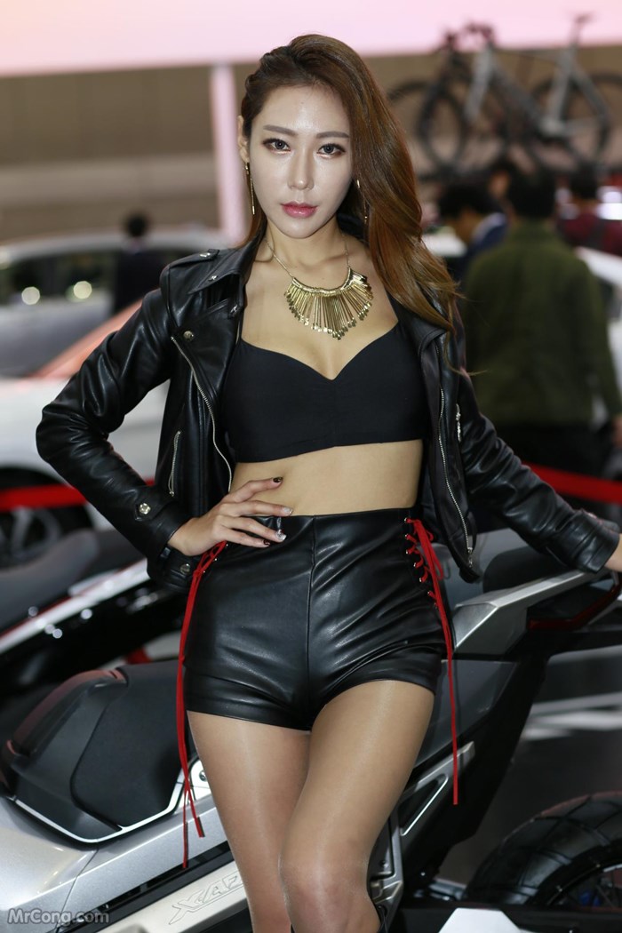 Kim Tae Hee&#39;s beauty at the Seoul Motor Show 2017 (230 photos) photo 11-18