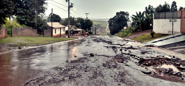 Manoel Ribas: Chuva desmancha asfalto da Rua Dom Pedro I