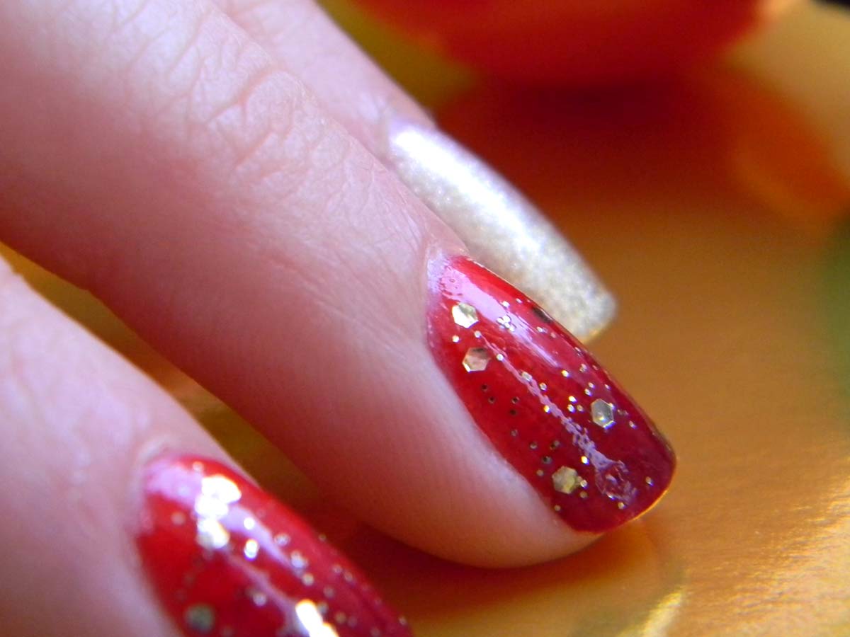 Nail art fête, noël, dégradé rouge et doré, paillettes Nail art fête, noël, dégradé rouge et doré, paillettes