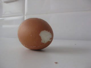 Golpea uno de los extremos del huevo y después pellízcalo. haz lo mismo con el otro extremo.