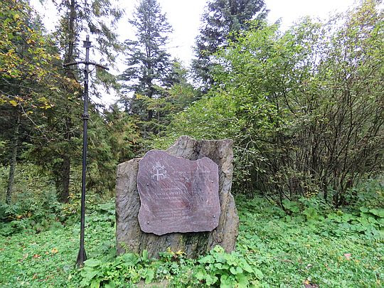 Obelisk przy schronie. Obelisk przy schronie.