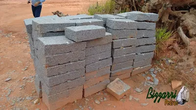 Pedra folheta de granito para construção de torre de pedra.
