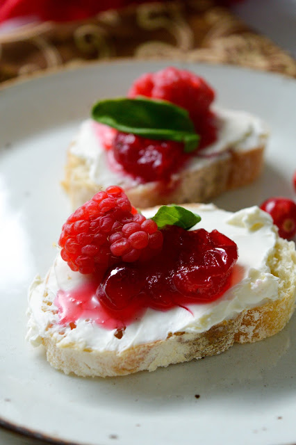 Holiday Appetizer Recipe: Cranberry Bruschetta (with homemade cranberry sauce)