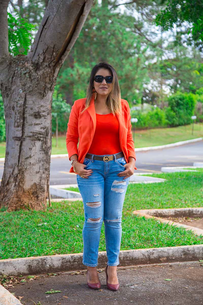 Usando o blazer laranja com calça jeans