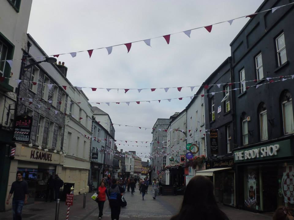 Shop Street, la calle principal de Galway (Irlanda) (@mibaulviajero)