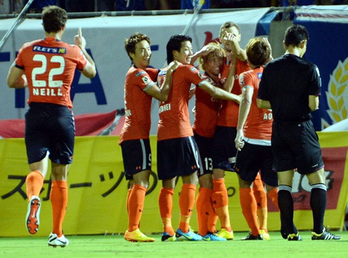 Novo' Marinos vence com gol de falta de Nakamura; Urawa vira líder