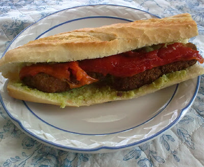 Bocata Vegano de Hamburguesa, Pimiento y Aguacate (Nº 1)