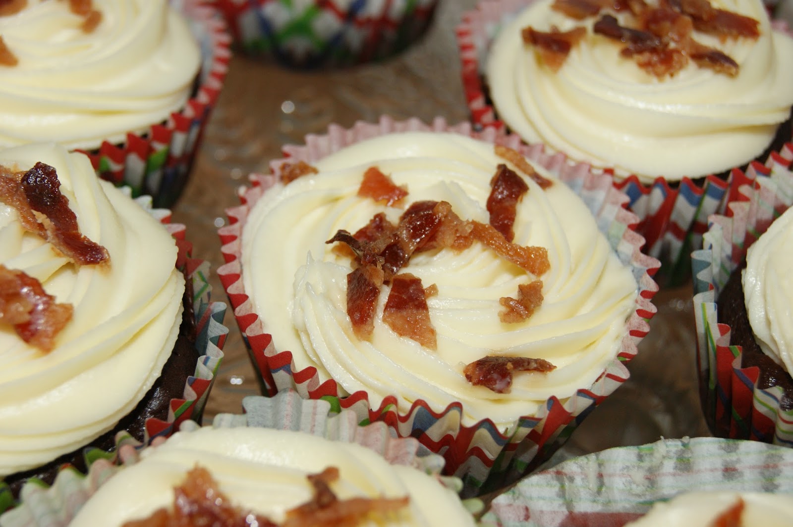 Schoko-Bier Cupcake mit Ahornsirup und karamelisiertem Bacon - monis ...