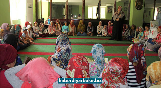 Kur'an'la yetişen çocuğun ahlakı güzel olur DİYARBAKIR-2016-2017 eğitim ve öğretim yılının sona ermesinin ardından başlayan yaz Kur'an kurslarına Diyarbakır'da da yoğun katılım oldu. 9 hafta sürecek kurs sürecinde Kur'an-ı Kerim dersinin yanı sıra İslami ilimler dersi de veriliyor.