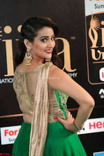 Manjusha in Beautiful Sleeveless Green Anarkali dress at IIFA Utsavam Awards 011