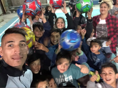 El crack de Racing, Ricardo Centurión, pasó la tarde en un club de su barrio con chicos necesitados