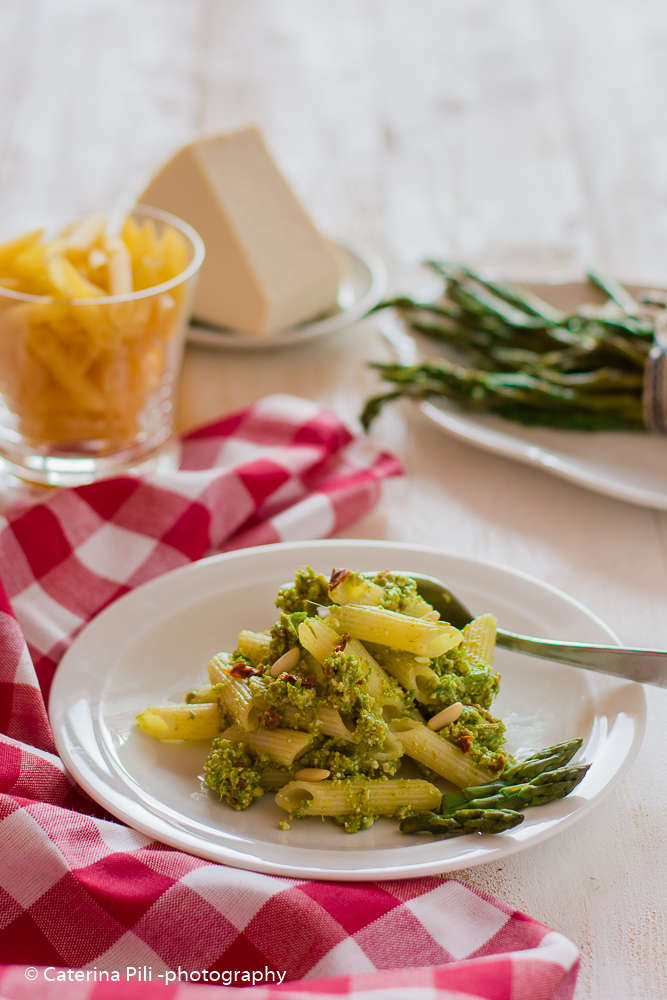 Pasta a base di farina di mais riso e grano saraceno con pesto di asparagi | ricetta gluten free