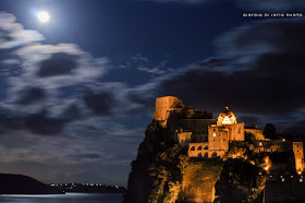  Ischia di notte - La luna e il Castello