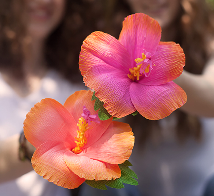 ideas tutoriales paso a paso decoración fiesta hawaiana de verano hibiscus hojas tropicales palmeras tiki 
