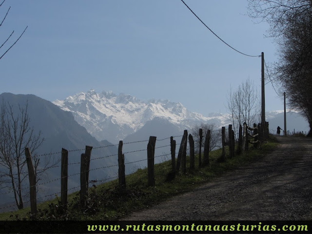 Pista con fondo los Picos de Europa