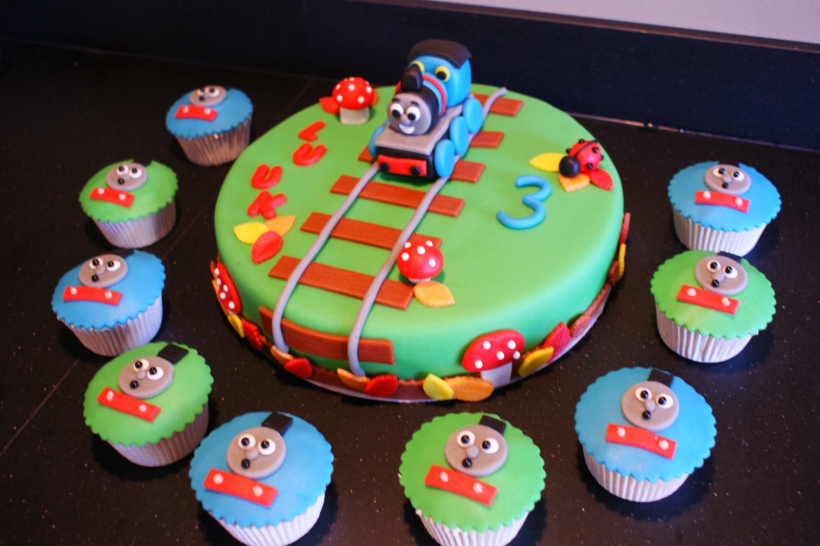 Regulatie Cerebrum Verdwijnen cup of cake: Thomas de trein taart & cupcakes