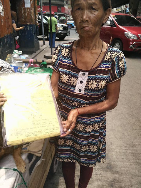An old lady uses a 'kariton' to bring her sick husband to the hospital. Her story will surely break your heart! An old lady uses a 'kariton' to bring her sick husband to the hospital. Her story will surely break your heart!