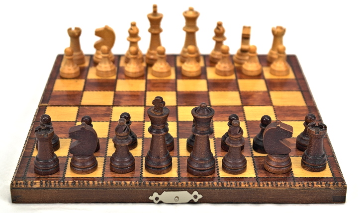 Strategia dżentelmena - drewniane brązowo żółtawe szachy
