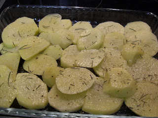 Patatas en rodajas salpimentas para hornear