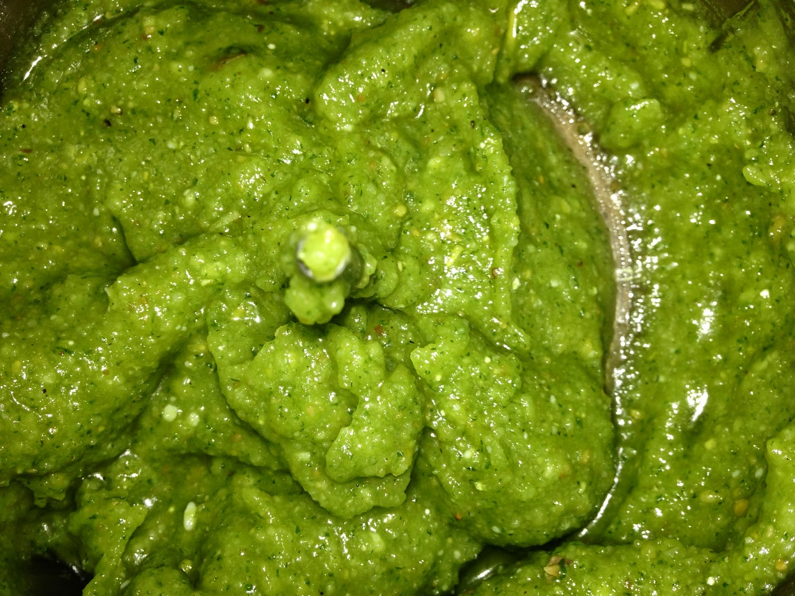 Eat raw. Feed raw. - Barefood: Klassisches Pesto