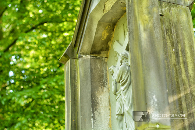 Droga krzyżowa i kościół na Wzgórzu Kaplicznym (Świętym Wzgórzu) w Lesie Osobowickim we Wrocławiu - atrakcje Wrocławia