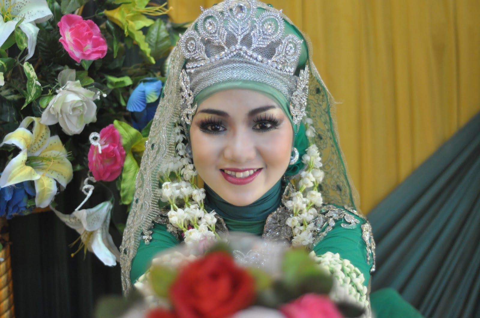 gaun pengantin perempuan tradisional