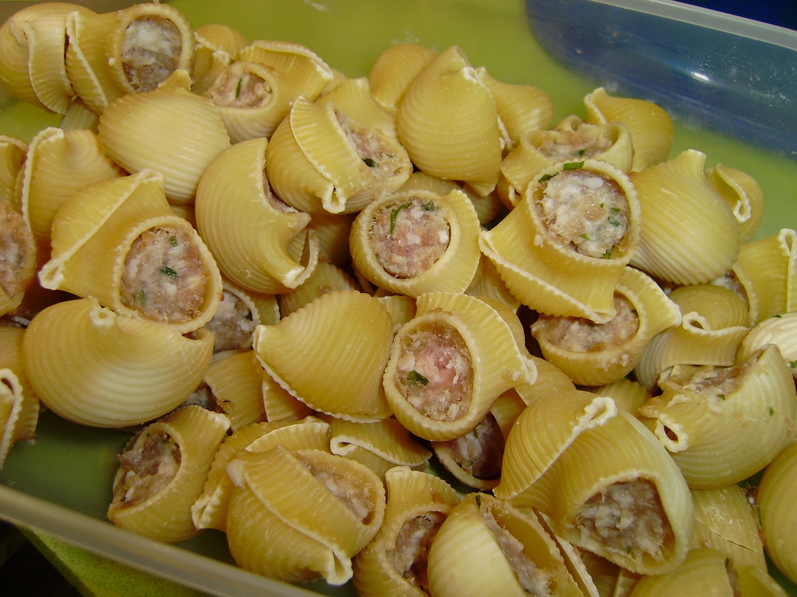 Las cerezas blancas SOPA DE GALETS RELLENOS