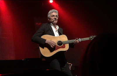 Daniel Lavoie playing guitar at his show Mes longs voyages, Québec, 2017