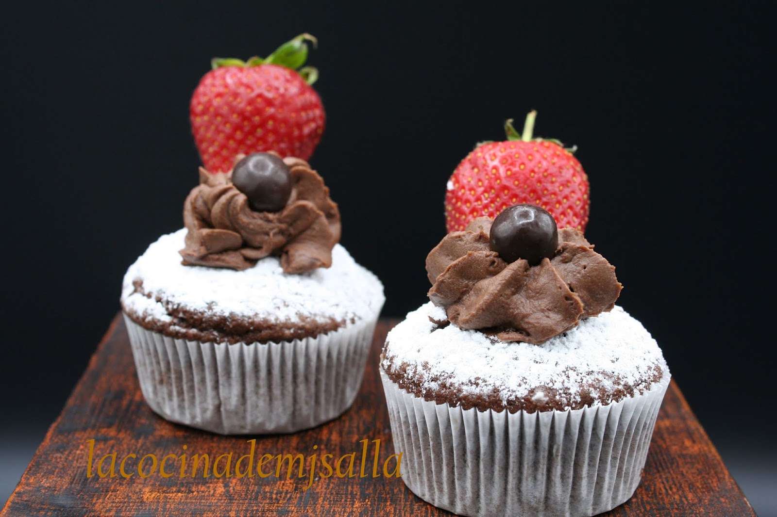CUPCAKES DE CHOCOLATE CON FROSTING DE TRUFA Y FRESA