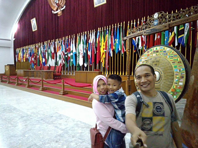 Wefie di ruang sidang KAA. Wefie di ruang sidang KAA.