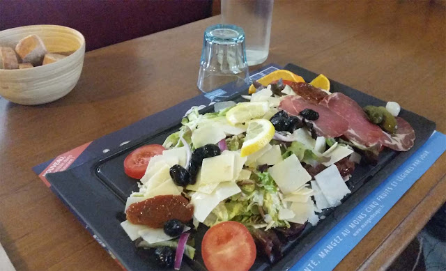  Große Salatplatte  mit Schinken, Oliven, Zitronen, Tomaten, usw