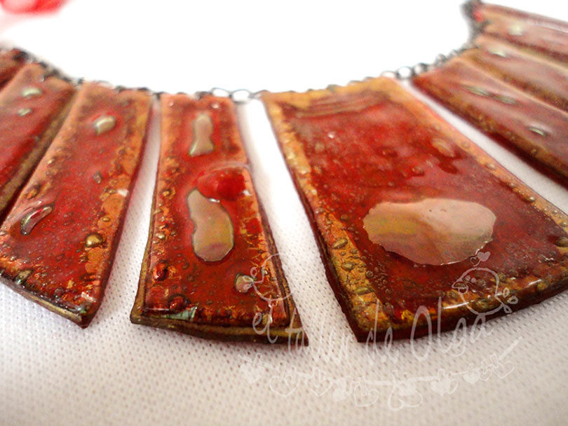 collar babero de plastico reciclado de cd