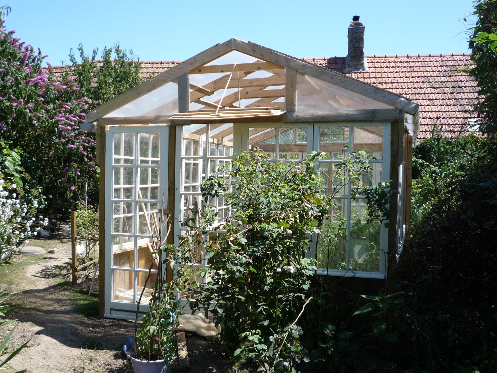 Homemade, Big, Low Cost Glass Greenhouse from Free Recuperated Windows