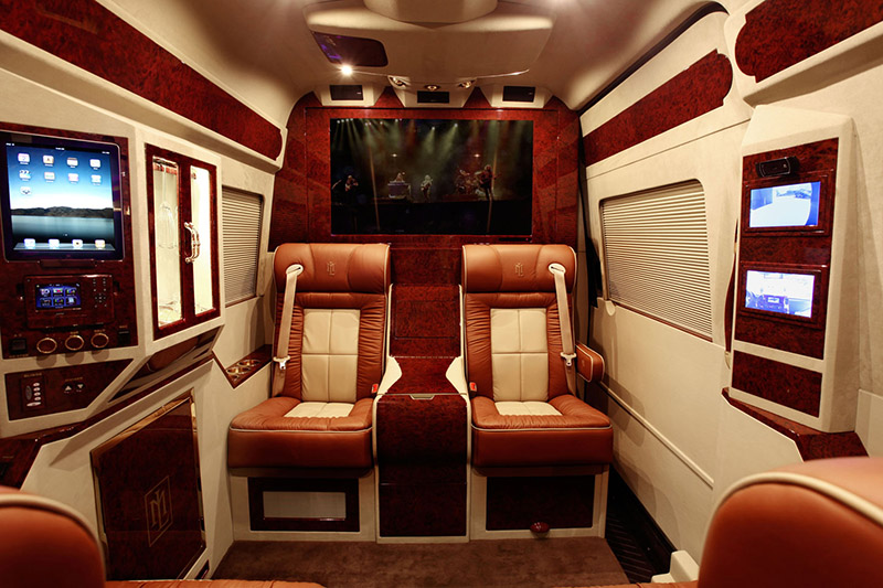 rescate Agotar móvil If It's Hip, It's Here (Archives): If This Van's A Rockin' Don't Come A  Knockin - Unless You're Dressed In Black Tie. The Mercedes Benz Sprinter  With Luxury Bedroom.