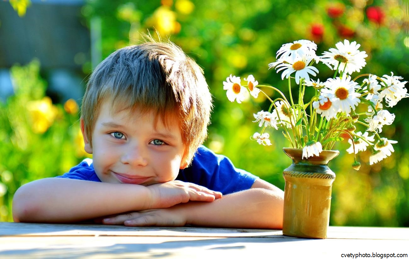 Плоды жизни дети. Дети с цветами. Цветы для детей. Мальчик с цветами. Мальчик с ромашкой.