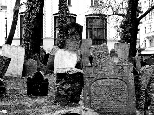 Imagen en blanco y negro de las lápidas del cementerio judío de Praga