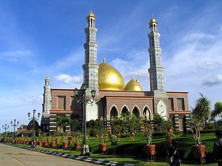 Poestaha Depok: Masjid ‘Kubah Emas’ Termegah di Asia Tenggara: Tempat