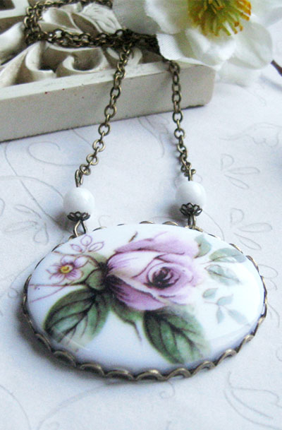 Lovely Clusters - Online Curator : Pink rose necklace, vintage style