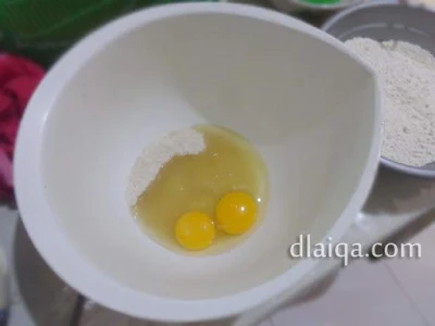 kocok telur dan gula pasir