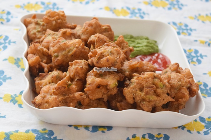 Crispy Onion Pakoda - Pyaaz Ka Padoda - क्रिस्पी करारे प्याज का पकोड़ा - Priya R - Magic of Indian Rasoi