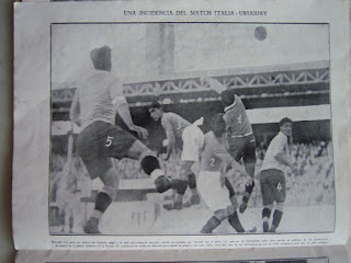 Schiavio (n°3) salta tra i difensori uruguagi con il suo caratteristico fazzoletto nei calzoncini.