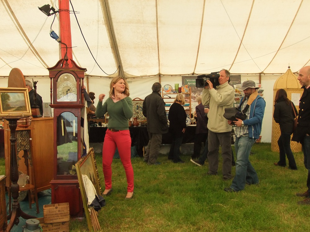 Nice Murder Knitter Bargain Hunt