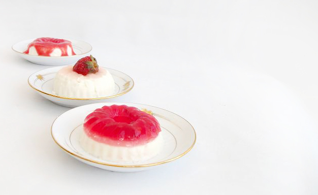 Panna cotta de vanilie cu sos de capsuni