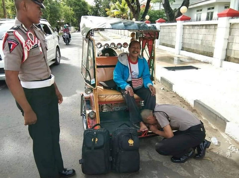 Muh Aswar siswa SPN yang mencium telapak kaki ayahnya yang sedang istirahat menarik becak. Muh Aswar siswa SPN yang mencium telapak kaki ayahnya yang sedang istirahat menarik becak.