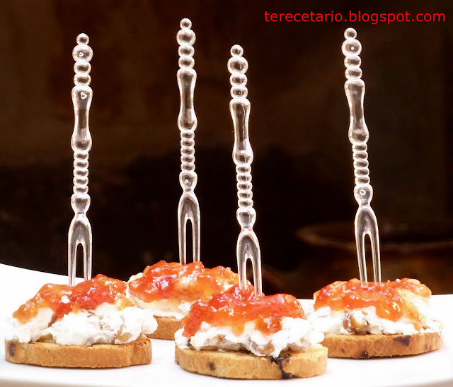  PINTXO DE PHILADELPHIA, NUECES Y MERMELADA DE TOMATE 
