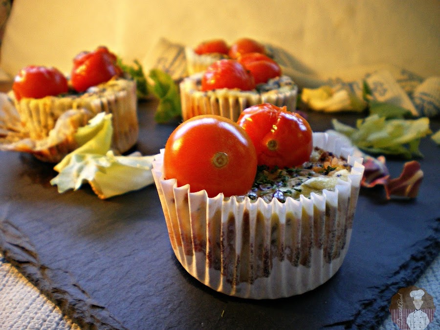 Muffins de pan integral, queso y tomate