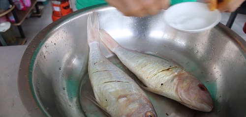 Độc đáo cá chiên tỏi nghệ Thái Lan Ca-uop-muoi