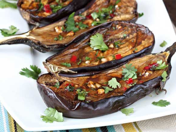 Баклажаны - гриль Баклажаны - 2 шт.; Укроп - 1 пучок; Перец чили - по вкусу; Базилик - по вкусу; Соевый соус - 0.5 ч л на 1 кусочек баклажана; Масло растительное - 2 ст . л .; Брынза - 1 ч .л на кусочек;