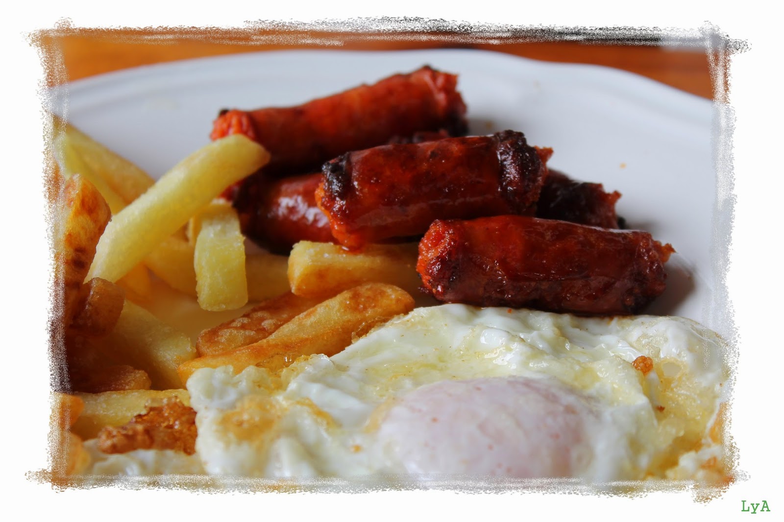 Huevos fritos con patatas y chistorra.
