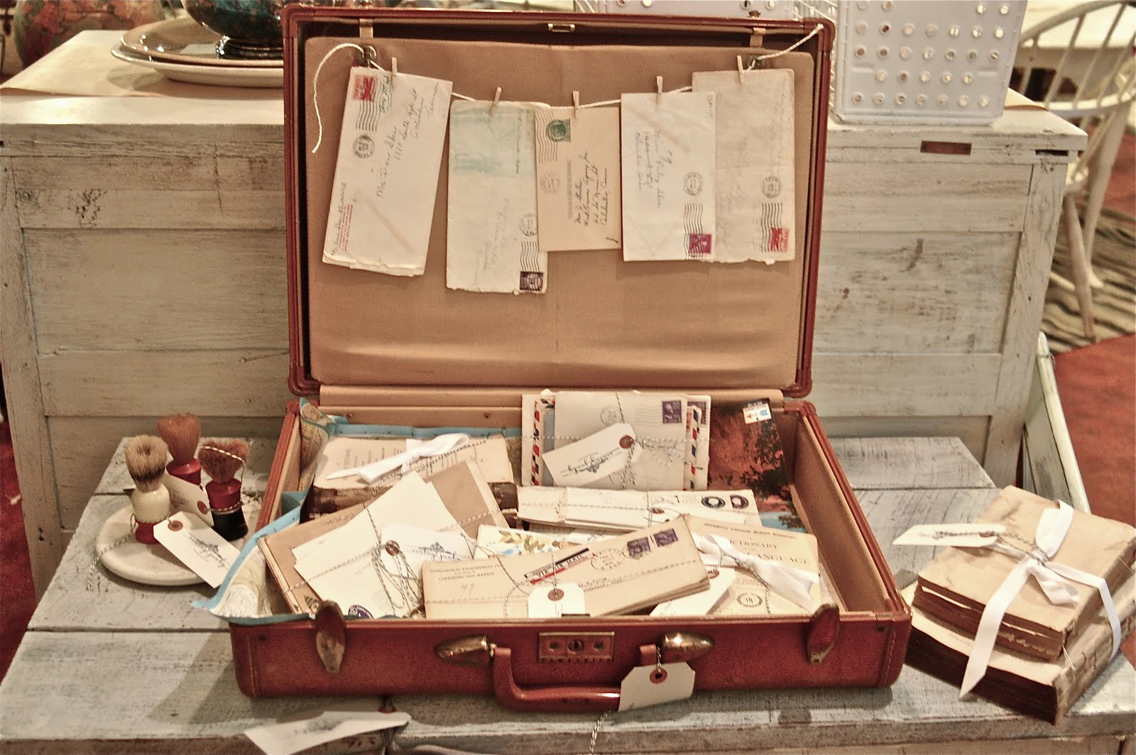 На дне сундука лежали забытые ненужные вещи. Чемодан старинный. Старинный чемоданчик. Винтажный чемодан. Старый винтажный чемодан.
